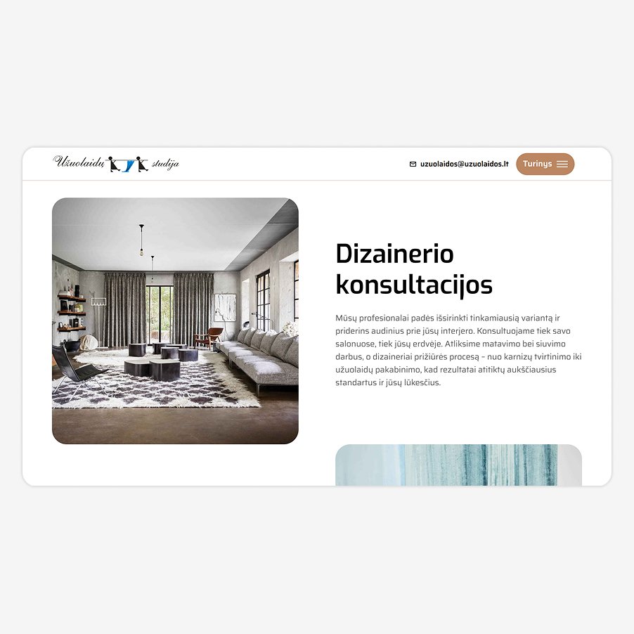 Užuolaidų studijos desktop svetainės paslaugų puslapis su antrašte ‘Dizainerio konsultacijos’ ir interjero nuotrauka su foteliais